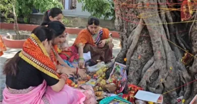 वट सावित्री व्रत - मंदिरों और वट वृक्षों के पास महिलाओं की उमड़ रही भीड़
