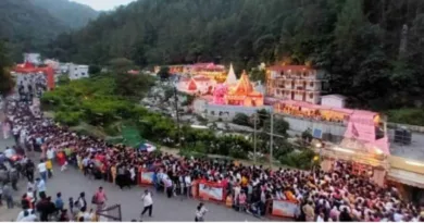 नीब करौरी बाबा के दरबार में आस्था का सैलाब उमड़ा