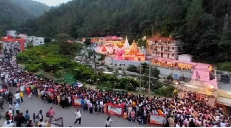 नीब करौरी बाबा के दरबार में आस्था का सैलाब उमड़ा