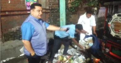महापौर ने रात में सड़क पर खुलेआम कूड़ा फेंकते लोगों को पकड़ा
