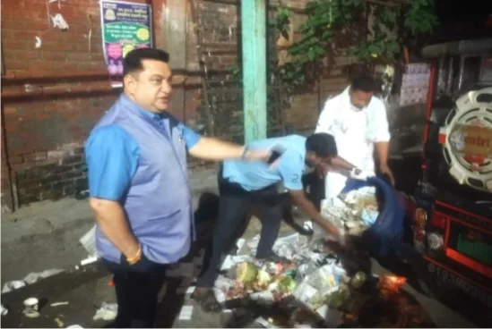 महापौर ने रात में सड़क पर खुलेआम कूड़ा फेंकते लोगों को पकड़ा