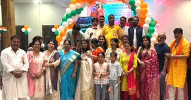 निधिवन वेंकटहाल में एस आर म्यूजिकल ग्रुप द्वारा स्वतंत्रता दिवस की संध्या पर वीर सैनिकों को श्रद्धा सुमन अर्पित किए