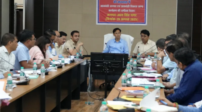 मंडलायुक्त दीपक रावत ने दिये स्वास्थ्य व शिक्षा पर विशेष ध्यान देने के निर्देश