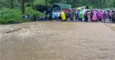 स्कूटी सवार दो लोग मलबे के साथ भुजियाघाट बरसाती नाले में बहे