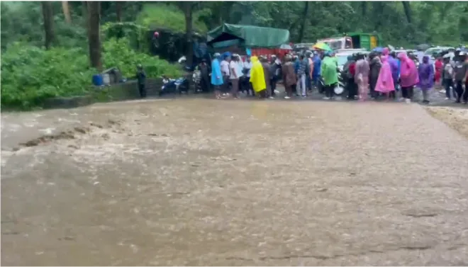 स्कूटी सवार दो लोग मलबे के साथ भुजियाघाट बरसाती नाले में बहे