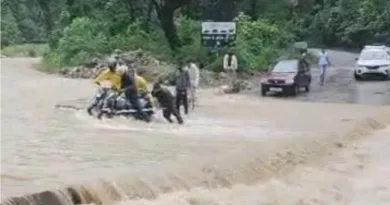 रामनगर का पन्याली नाला उफान पर, एक बाइक सवार बाल-बाल बहने से बचा