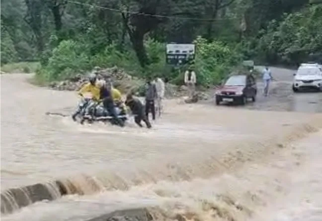 रामनगर का पन्याली नाला उफान पर, एक बाइक सवार बाल-बाल बहने से बचा
