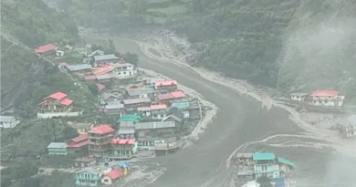 धराली गांव में अचानक बादल फटा, मलबे में कई लोगों की दबने की आशंका