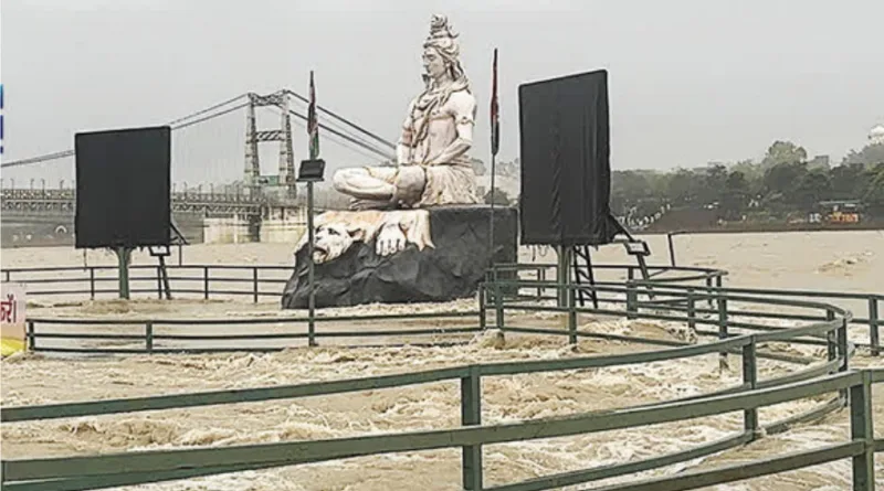 गंगा नदी उफान पर, गंगा शिव मूर्ति को छूकर बह रही