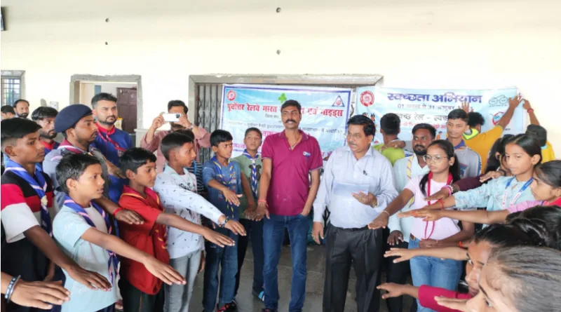 काशीपुर रेलवे स्टेशन पर नुक्कड़ नाटक का आयोजन कर यात्रियों को दिया स्वच्छता का संदेश