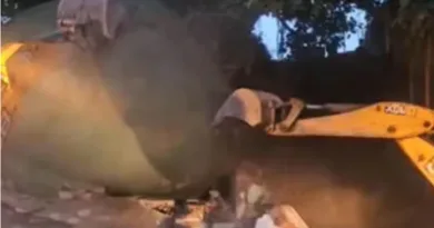 मंदिर की जमीन पर अवैध रूप से निर्मित एक मजार पर प्रशासन का चला बुलडोजर