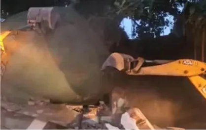 मंदिर की जमीन पर अवैध रूप से निर्मित एक मजार पर प्रशासन का चला बुलडोजर