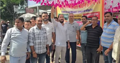 कमर्शियल वाहन की हड़ताल, पर्यटकों को भारी परेशानी