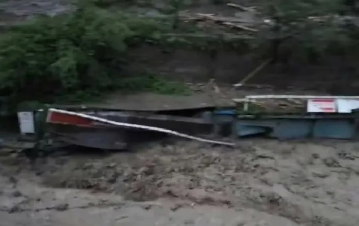 सहस्रधारा क्षेत्र में देर रात बादल फटा दो से तीन बड़े होटल क्षतिग्रस्त