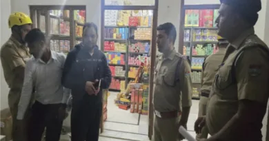 पुलिस ने अवैध पटाखा गोदाम पर मारा छापा, 7 लाख रुपए के अवैध पटाखे बरामद