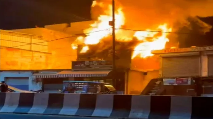 देर रात एक रेस्टोरेंट में लगी भीषण आग