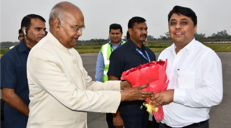 पूर्व राष्ट्रपति श्री रामनाथ कोविंद के पंतनगर एयरपोर्ट पहंुचने पर जिलाधिकारी ने किया स्वागत