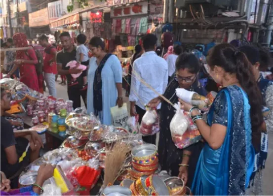 करवाचौथ की खरीदारी को लेकर बाजार में महिलाओं की भारी भीड़