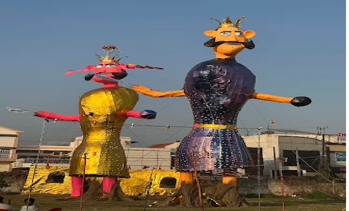 काशीपुर में रामलीला मैदान में रावण दहन की तैयारी पूरी