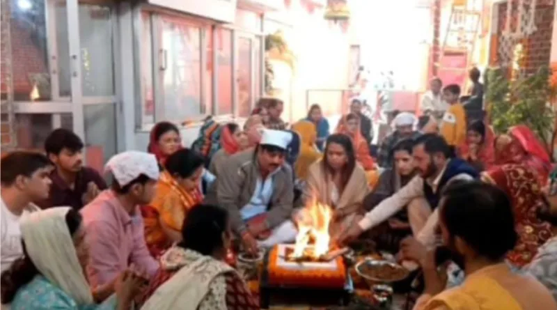 गर्भगृह में प्रकट हुई देवी प्रतिमा का संपूर्ण रूप से सुंदर श्रृंगार व पुष्प अर्पित कर किया हवन पूजन