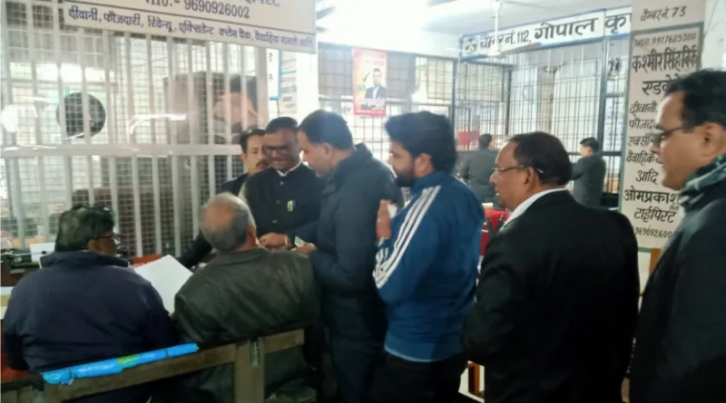 कोषाध्यक्ष पद पर प्रत्याशी एड0 अरविन्द सिंह ने किया साथी अधिवक्ताओं से जनसम्पर्क