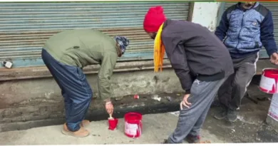 बाजारों को अस्थायी अतिक्रमण से मुक्त करने के लिए नाली के किनारे लगाये लाल रंग से क्रॉस के निशान