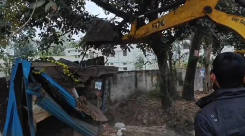 हल्द्वानी बुलडोजर एक्शन - सड़क किनारे बनी दर्जनों कच्ची व पक्की दुकानों को ध्वस्त