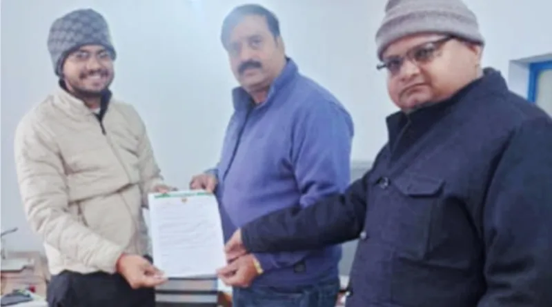 वार्ड नं0 28 की पार्षद ने की जल निगम के जेई से सीवर लाइन अवरुद्ध होने के कारण फैल रही गंदगी और बदबू के संबंध में स्थायी समाधान करने की मांग