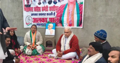 महात्मा गांधी का नाम हटाए जाने और रोजगार से खिलवाड़ करने को लेकर कांग्रेसी कार्यकर्ताओं ने विशाल धरना प्रदर्शन किया