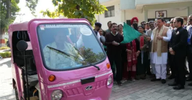 स्वयं सहायता समूह की महिलाओ को छः ई रिक्शा की चाबी सौंपी