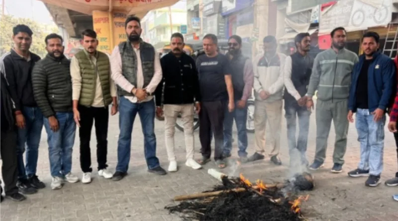 भारतीय जनता युवा मोर्चा ने फूंका तेलंगाना के कांग्रेसी मुख्यमंत्री का पुतला