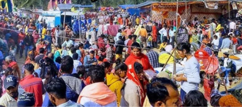 हिडंबा देवी मंदिर पर प्रसाद चढ़ाने के लिए श्रद्धालुओं का जनसैलाब उमड़ा