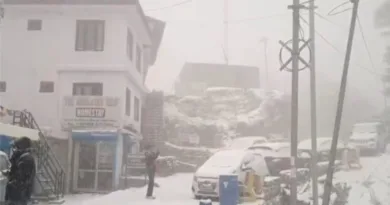उत्तराखंड की पहाड़ियां एक बार फिर बर्फ से लकदक हुई, सैलानी जमकर झूमें