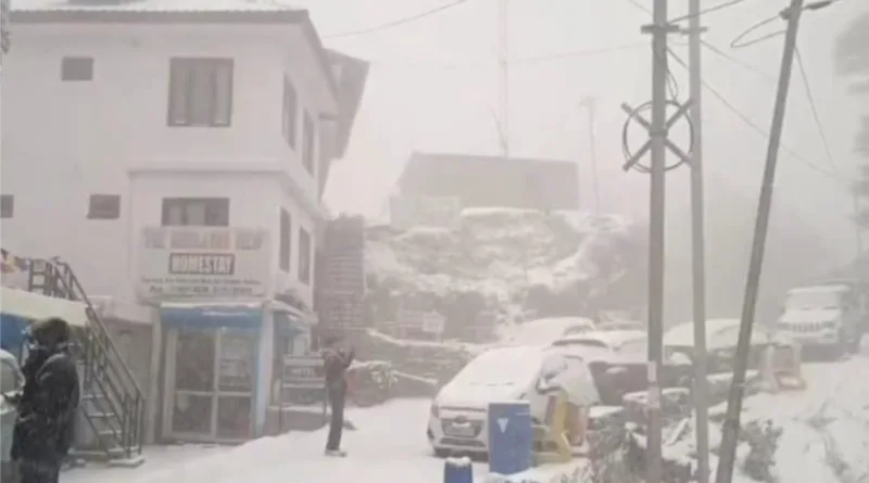 उत्तराखंड की पहाड़ियां एक बार फिर बर्फ से लकदक हुई, सैलानी जमकर झूमें