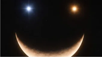 आसमान में आज दिखेगी दुर्लभ दृश्य में पतला बढ़ता हुआ चंद्रमा एक कोमल मुस्कान