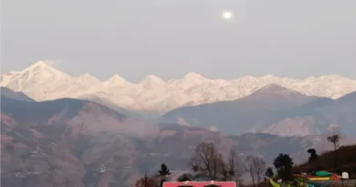 लंबे इंतजार के बाद मौसम मेहरबान, बर्फबारी से खूबसूरत नजर आ रहे पहाड़