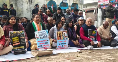 मुंशी राम चौराहा स्थित प्रांगण में बापू की प्रतिमा पर पुष्प अर्पित कर शांतिपूर्ण तरीके से भाजपा सरकार के खिलाफ किया विशाल धरना