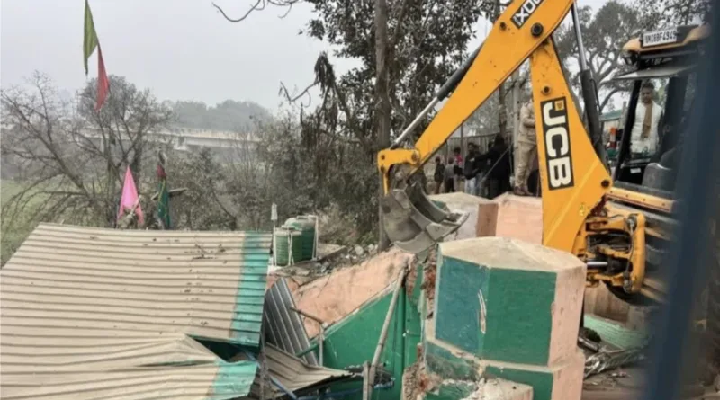 पिरान कलियर में सरकारी जमीन पर बनी अवैध मजार पर चला बुलडोजर