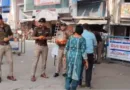 पुलिस प्रशासन ने किये कांवडियों को फल वितरण