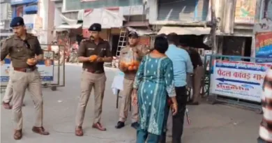 पुलिस प्रशासन ने किये कांवडियों को फल वितरण