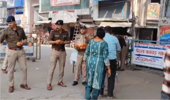 पुलिस प्रशासन ने किये कांवडियों को फल वितरण