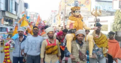 कांवड़िये बम-बम भोले और हर-हर महादेव के जयकारों के साथ गंगाजल लेकर नगर पहुंचने लगे