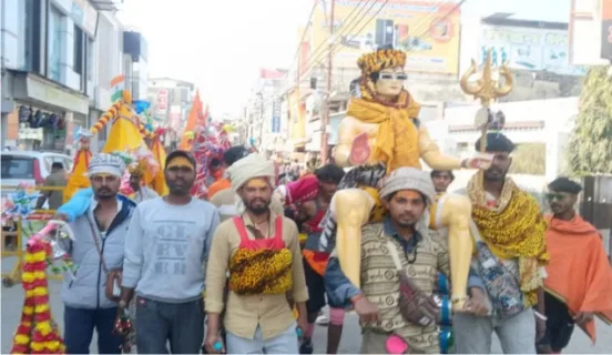 कांवड़िये बम-बम भोले और हर-हर महादेव के जयकारों के साथ गंगाजल लेकर नगर पहुंचने लगे