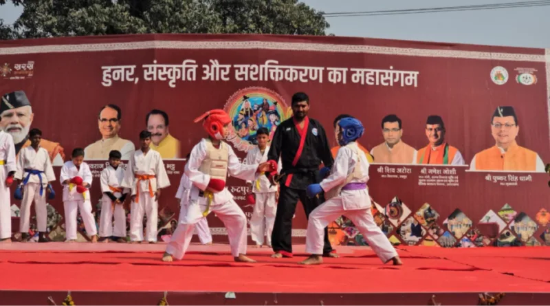 यूएस कार्निवाल सरस आजीविका मेला-2026 में पी.ए.सी. की 31वीं एवं 46वीं बटालियन के जवानों ने सक्रिय भागीदारी