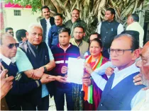 महानगर कांग्रेस कमेटी अध्यक्ष अलका पाल के नेतृत्व में बड़ी संख्या में कांग्रेसी कार्यकर्ताओं ने उप जिला अधिकारी कार्यालय पहुंचकर दिया ज्ञापन