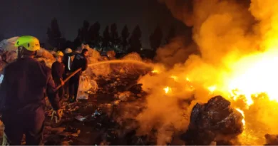 कबाड़ के गोदाम में भीषण आग लगने से हड़कंप मच