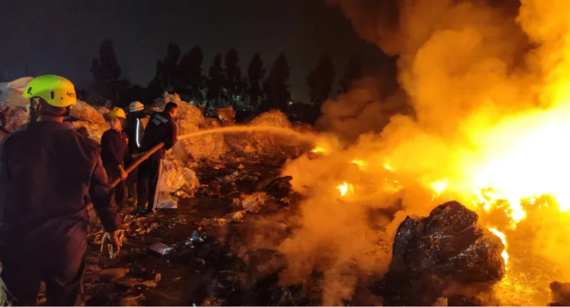 कबाड़ के गोदाम में भीषण आग लगने से हड़कंप मच