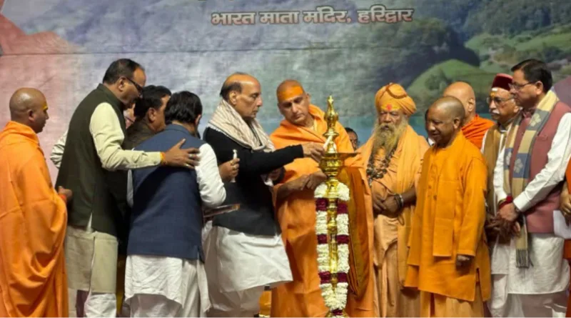 रक्षामंत्री व यूपी सीएम योगी पहुंचे हरिद्वार, मूर्ति स्थापना समारोह में की शिरकत