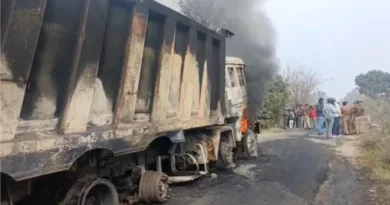 काशीपुर: सड़क हादसे में बाइक सवार एक व्यक्ति की मौत, 12 टायरा ट्रक को किया आग के हवाले