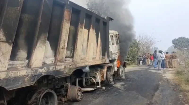 काशीपुर: सड़क हादसे में बाइक सवार एक व्यक्ति की मौत, 12 टायरा ट्रक को किया आग के हवाले